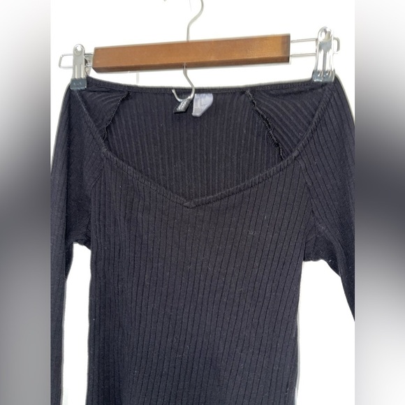 Long Sleeve Tee Cropped, Slit Sleeve Detail - Picture 2 of 5